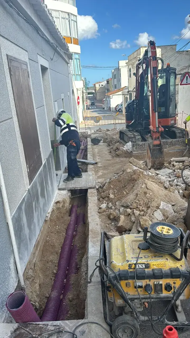 Zanja urbana con canalización eléctrica y compactación, ejecutada por Lorenzo Excavaciones
