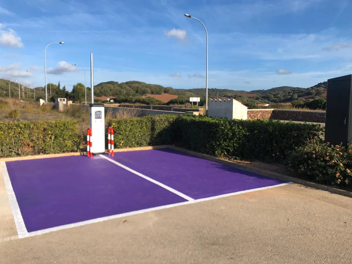Explanada urbana nivelada y terminada con plazas pavimentadas