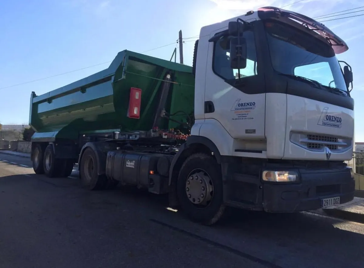Renault tractor unit with the green tipper semi-trailer