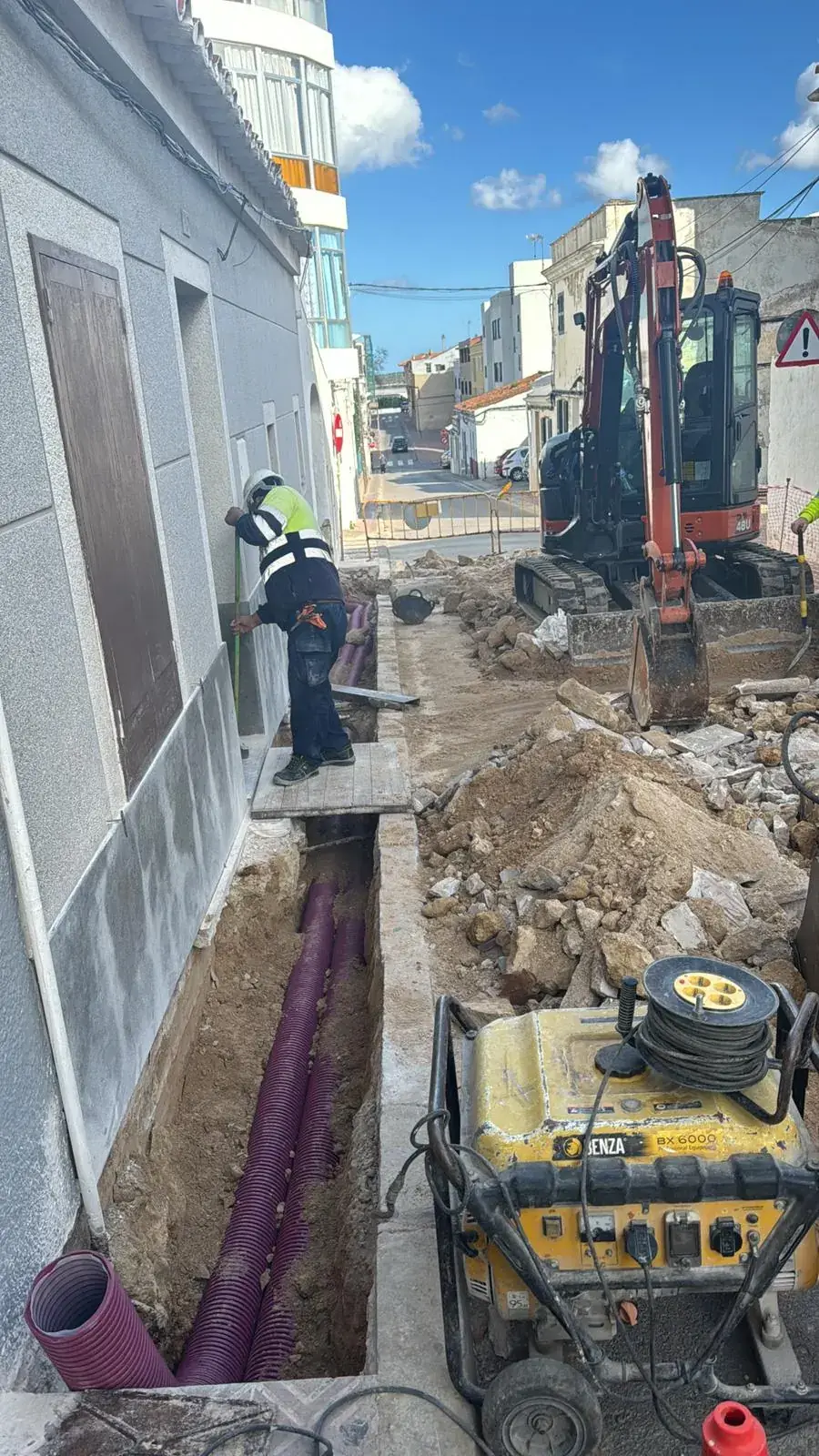 Zanja urbana con canalización eléctrica en tubo corrugado