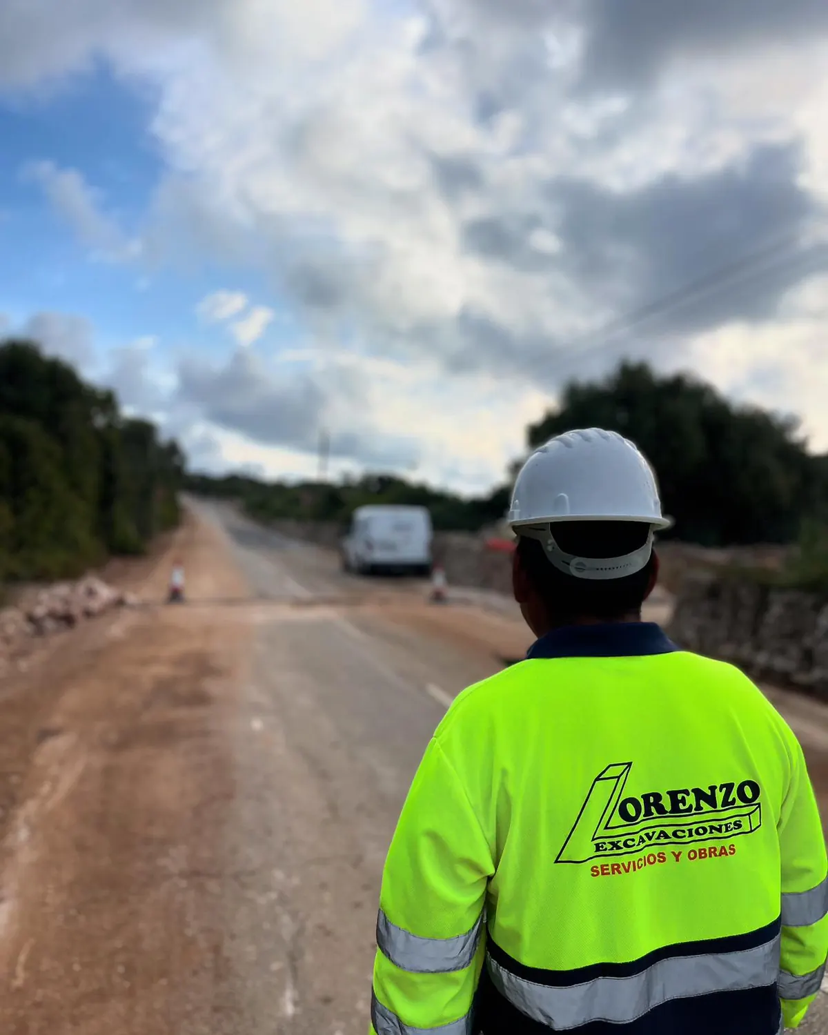 Dos operarios de Lorenzo Excavaciones con la ropa de trabajo de la empresa en una obra