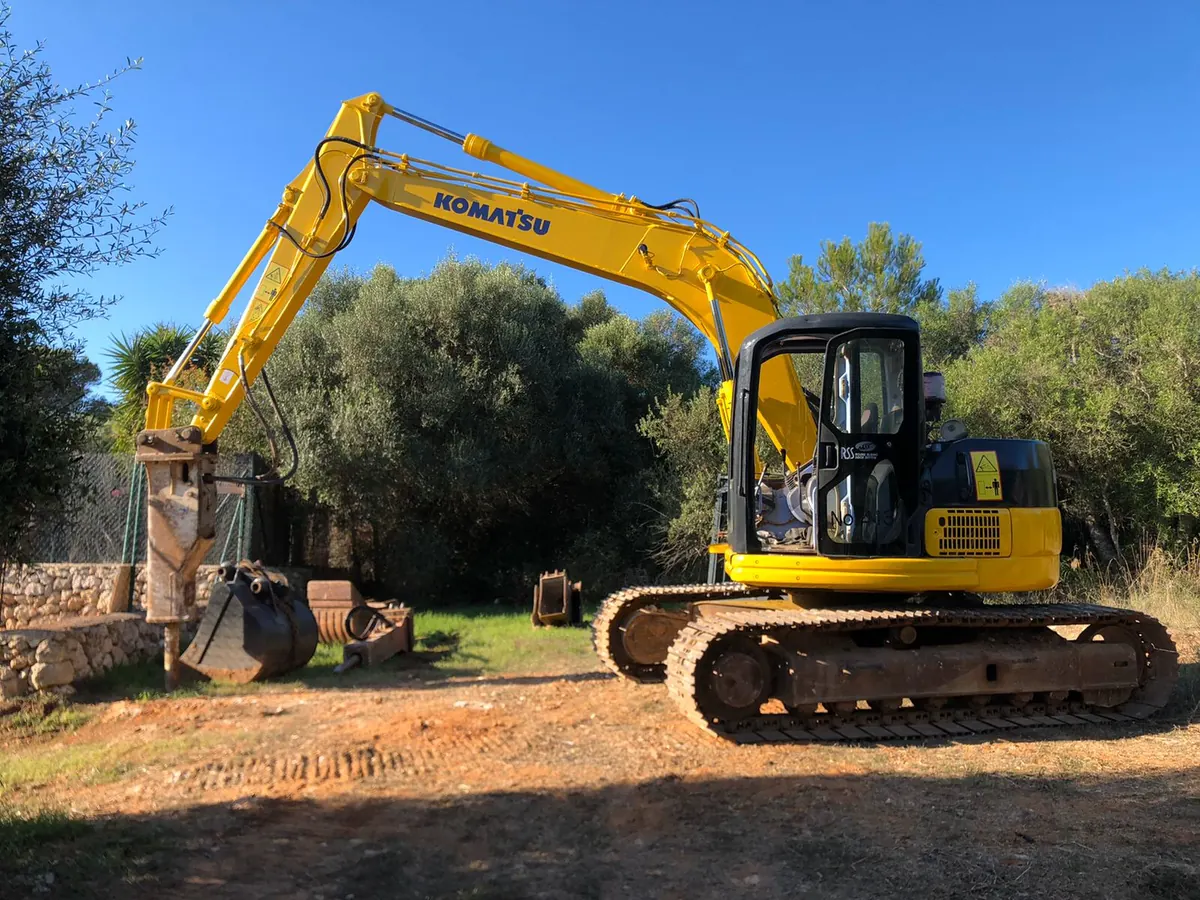Excavadora con martillo hidráulico para excavaciones en Menorca