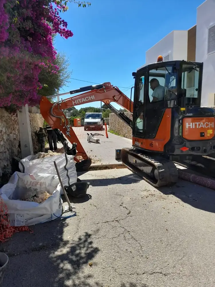 Mini-excavator working in a very tight space