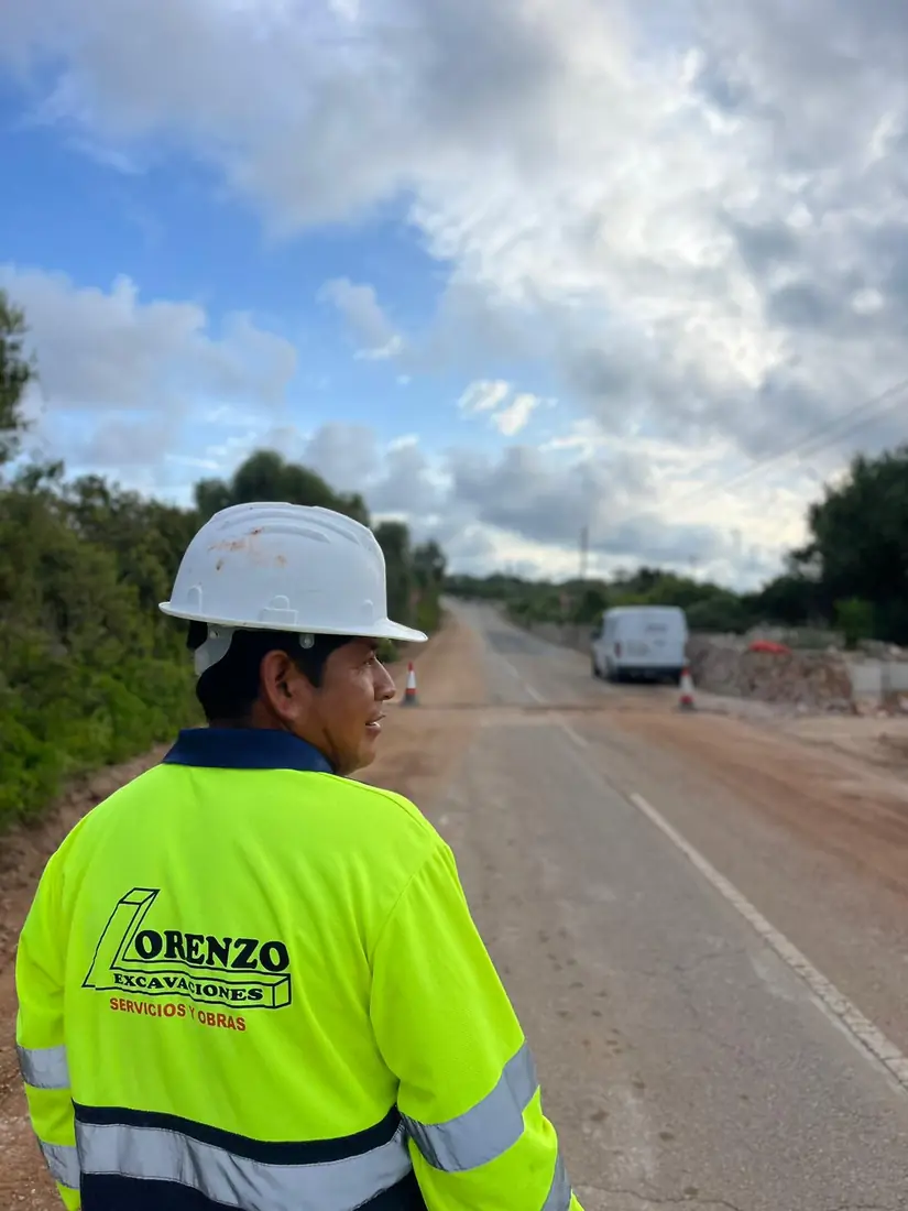 Operario de Lorenzo Excavaciones supervisando un camino en obras en Menorca