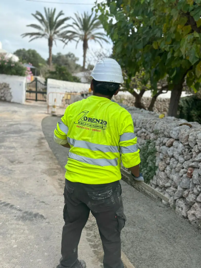 Operario de Lorenzo Excavaciones junto a una pared seca