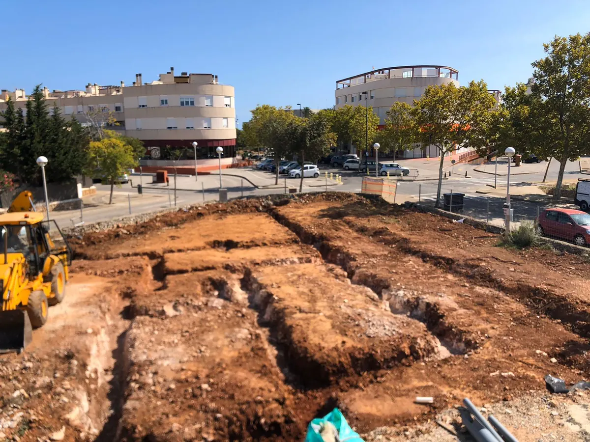 Zanjas de cimentación excavadas en solar urbano